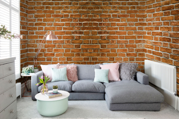 Dinding kamar dengan tekstur batu bata